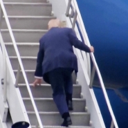 Donald Trump trébuche sur les marches d’Air Force One