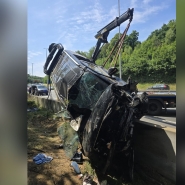 La carcasse de la voiture a été évacuée.