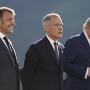 Le président français Emmanuel Macron, le premier ministre canadien Mark Carney et le président américain Donald Trump