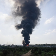 De la fumée s’échappe d’un immeuble en feu à Herzliya, près de Tel Aviv, suite à un nouveau tir de roquettes iraniennes, le 17 juin 2025.