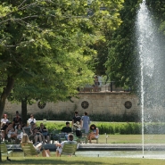 Des gens se rafraîchissent près d’une fontaine au Jardin des Tuileries, alors qu’une vague de chaleur frappe la France, à Paris, le 19 juin 2025.