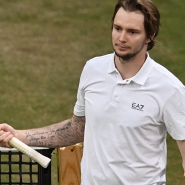 Alexander Bublik contre Jannik Sinner à Halle en 2025.