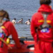 Des sauveteurs sur une plage de Knokke.