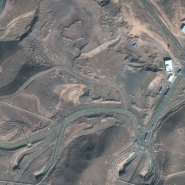 Cette image satellite montre des camions de marchandises stationnés près d’une entrée souterraine de l’usine iranienne d’enrichissement de combustible de Fordo.