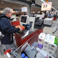 Photo taken on September 05. 2008 of customers of a Rennes hypermarket scanning their purchases at one of the automatic boxes of the large area. This hypermarket has generalized automatic funds since this summer. without apparent difficulties for consumers but under the worried gaze of defenders of the cashier profession. 40 of the 48 cases were automated thanks to an expansion of the store. and now operate under the gaze of a hostess who supervises 4 boxes at the same time. AFP Photo Marcel Mochet (Photo by Marcel this chain stores turn decides Mochet / AFP)