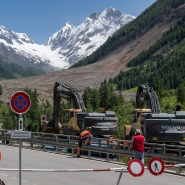 L’effondrement de l’immense glacier du Bouleau et un glissement de terrain massif ont détruit le petit village évacué de Blatten, dans les Alpes suisses.