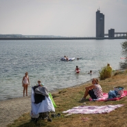 Des personnes profitent de la plage Espace-Fun au lac de la Plate-Taille.