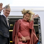 Le roi Philippe et la reine Mathilde photographiés à leur départ pour le Chili