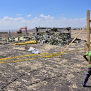 Amas de débris d’avion sur le site du crash d’un Boeing 737 MAX d’Ethiopian Airlines, le 16 mars 2019.