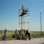 Unknown - Des soldats ukrainiens recouvrent des routes de filets anti-drones dans la région Donestk.jpg