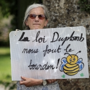 Une membre de la Confédération paysanne lors de la visite d’une ferme à Saint-Michel, dans le sud-ouest de la France, par le ministre français de l’agriculture le 5 juin dernier.