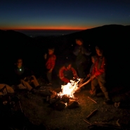 Un camp scout durant la nuit (photo prétexte)