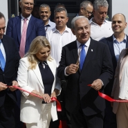 Benjamin Netanyahu avec sa femme Sara et, à droite, la ministre Miri Regev.