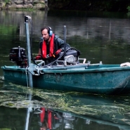 Nicolas Juvené, le chef jardinier du château d’Azay-le-Rideau, effectue le faucardage des algues sur le plan d’eau qui entoure le monument