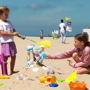 Les enfants marchandent les fleurs en papier à la mer du Nord, une tradition reconnue au patrimoine culturel immatériel de la Flandre.