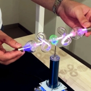 Un tube de Geissler en fonctionnement à l’exposition du MUMONS sur l’électricité