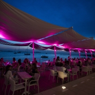 Une des célèbres terrasses des bars de plage de San Antoni