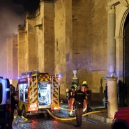 La mosquée était encore en feu vendredi vers 21h.