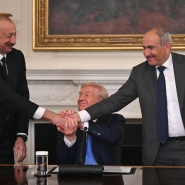 Le président azerbaïdjanais Ilham Aliyevserrant la main du Premier ministre arménien Nikol Pashinyan en présence du président américain Donald Trump, au centre.