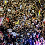 Les rues de Tel-Aviv, noires de monde