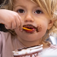 Enfant mangeant de la glace au chocolat