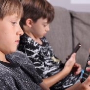 Enfant devant leur écran de téléphone