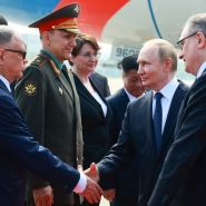 Le président russe Vladimir Poutine serre la main du représentant commercial russe en Chine, Alexeï Dakhnovski.