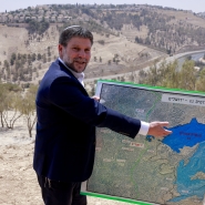 Bezalel Smotrich montrant une carte de la colonie de Maale Adumim en Cisjordanie occupée le 14 août dernier