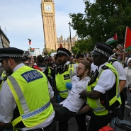 Un manifestant arrêté par la police de Londres lors d’un rassemblement à une organisation interdite par les autorités.