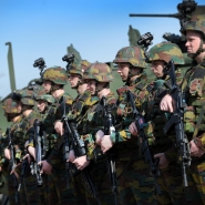 20110322 - LEOPOLDSBURG, BELGIUM: Illustration pictures shows soldiers pictured during a visit of king Albert II at the military barracks of Beverlo in Leopoldsburg, Tuesday 22 March 2011. New training technics of the Belgian armed forces and a briefing about the completion of the Transformation plan of Defense
BELGA PHOTO YORICK JANSENS