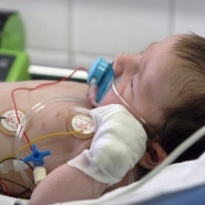 Un enfant souffrant de bronchiolite et sous perfusion à Paris.