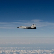 Photo prise par la force aérienne suédoise d’un avion russe au-dessus de la mer baltique, violant l’espace aérien estonien