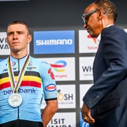 Remco Evenepoel sur le podium, le visage fermé