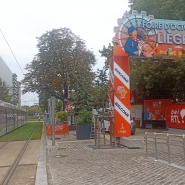 Tout est prêt pour l’ouverture de la Foire d’octobre de Liège, mais elle est reportée à cause des conditions météorologiques.