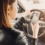 femme-d-affaires-assis-dans-la-voiture-et-en-utilisant-son-smartphone.jpg