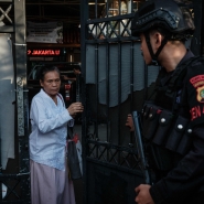 Les autorités ont fait évacuer les personnes à l’intérieur de l’établissement