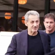 Nicolas Sarkozy quitte un restaurant, au lendemain de sa libération de prison