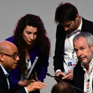 Le secrétaire exécutif de la Convention-cadre des Nations Unies sur les changements climatiques, Simon Stiell (à gauche), s’entretient avec le président de la COP30, André Correa do Lago (à droite).