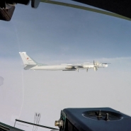 Cette capture d’écran vidéo diffusée par le ministère russe de la Défense le 19 février 2022 montre un bombardier russe Tupolev Tu-95MS en vol lors d’un exercice de force de dissuasion stratégique.
