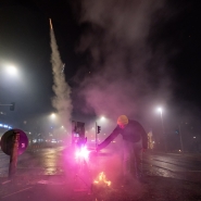 Des fêtards tirent des feux d’artifice pour célébrer le Nouvel An, à Berlin, le 1er janvier 2026. 
