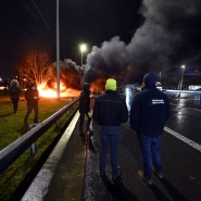 Actions de la Fédération wallonne des jeunes agriculteurs et de l’Algemeen Boerensyndicaat (Syndicat général des agriculteurs) avec blocage de plusieurs carrefours stratégiques à l’aide de tracteurs, le vendredi 9 janvier 2026, à Loncin. Les agriculteurs protestent contre la signature éventuelle de l’accord de libre-échange entre l’Union européenne et les pays du Mercosur (Argentine, Brésil, Paraguay et Uruguay).
