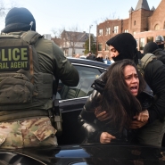 La police de l’immigration ICE force une femme se rendant chez son médecin à sortir de sa voiture.
