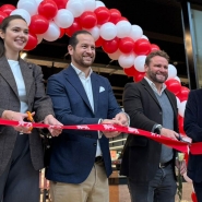 Avec la présence de la ministre Simonet, du CEO Delhaize Alexandros Boussis, du gérant du delhaize Neerpede, Nicolas Dardenne (Obelgix des Diables Rouges), et du bourgmestre d’Anderlecht, Fabrice Cumps