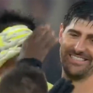 Le câlin de Courtois à Trubin après le match.