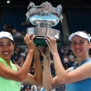 Zhang Shuai et Elise Mertens avec le trophée du tournoi double féminin de l’Open d’Australie