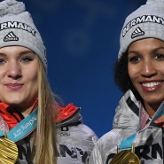 Lisa Buckwitz et sa partenaire Mariama Jamanka posant avec leurs médailles d’or aux Jeux olympiques d’hiver 2018 à Pyeongchang.