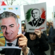 Des manifestants brandissent des pancartes à l’effigie du fils du dernier shah d’Iran, Mohammad Reza Pahlavi, fils du dernier shah d’Iran, Mohammad Reza Pahlavi.
