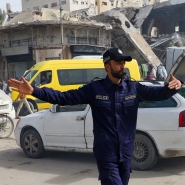 À Gaza, un policier fait la circulation.