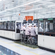 De rares ouvriers sur l’un des lignes de fabrication des smartphones