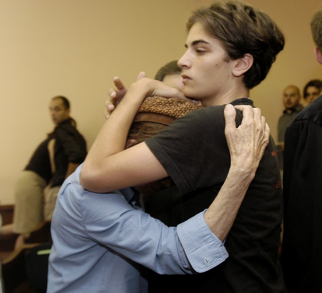 Roman Kolinka, fils de Marie Trintignant, réconforte sa grand-mère Nadine Trintignant&nbsp;© Belga Images